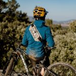 Vodotesná sivá ľadvinka 0,5 L – IP67, kompaktná a odolná, ideálna na pláž, turistiku a bicyklovanie – Zulupack® Froggy